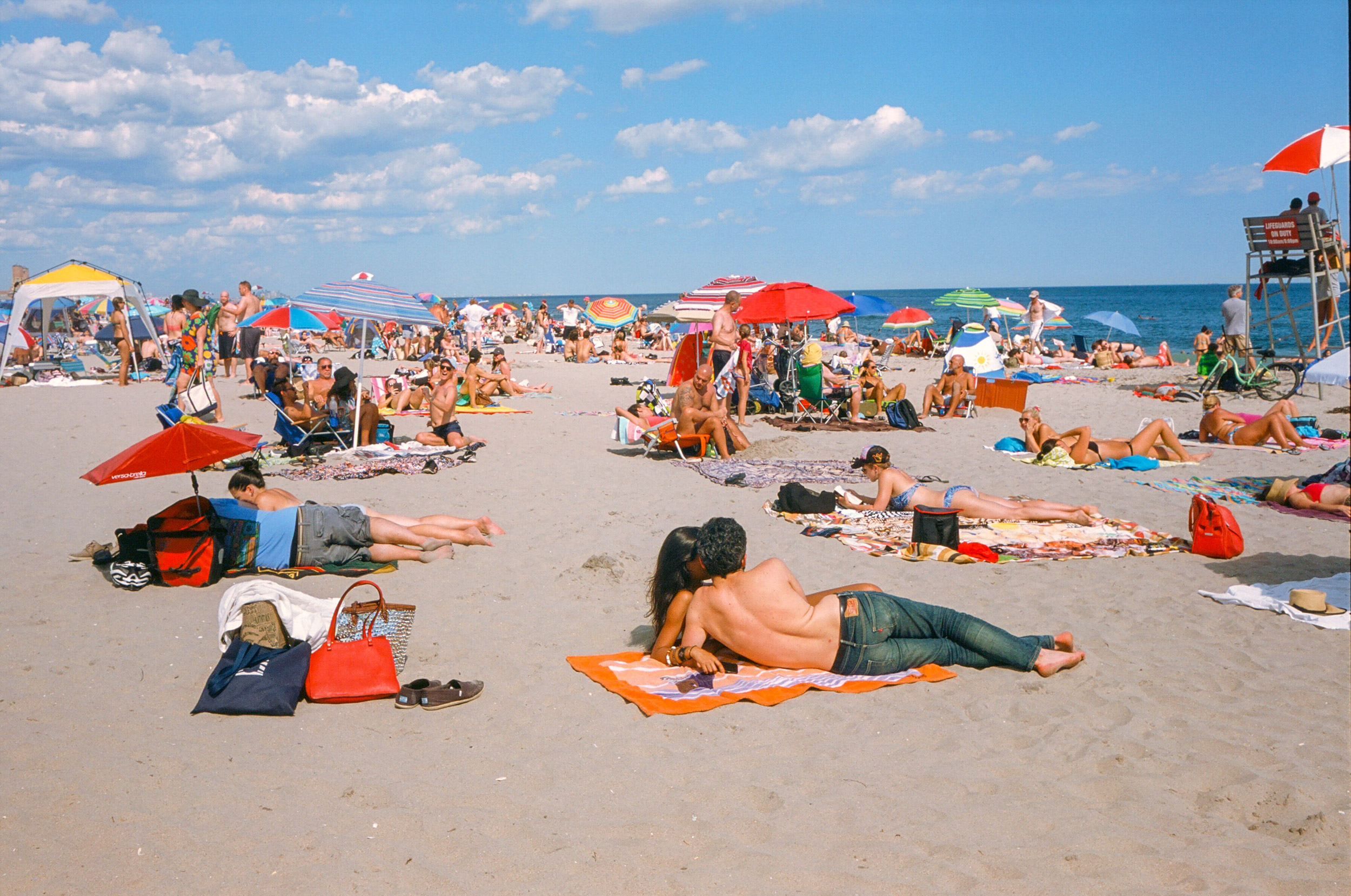 A-COLORFUL-AND-HOT-SUNNY-DAY-ON-THE-BEACH-OF-FAR-ROCKAWAY-IN-NEW-YORK-