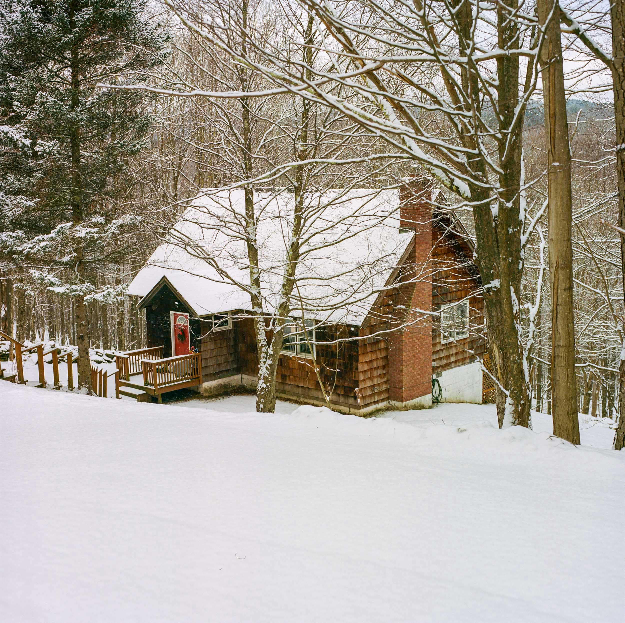 A-COSY-HOUSE-SURROUNDED-BY-SNOW-IN-UPSTATE-NEW-YORK