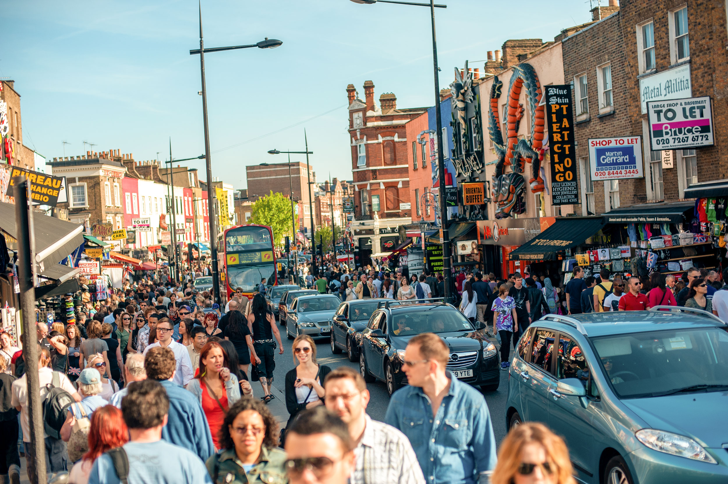 A-CROWDED-BUSY-CAMDEN-HIGH-STREET-IN-THE-SUMMER-IN-LONDON-UK