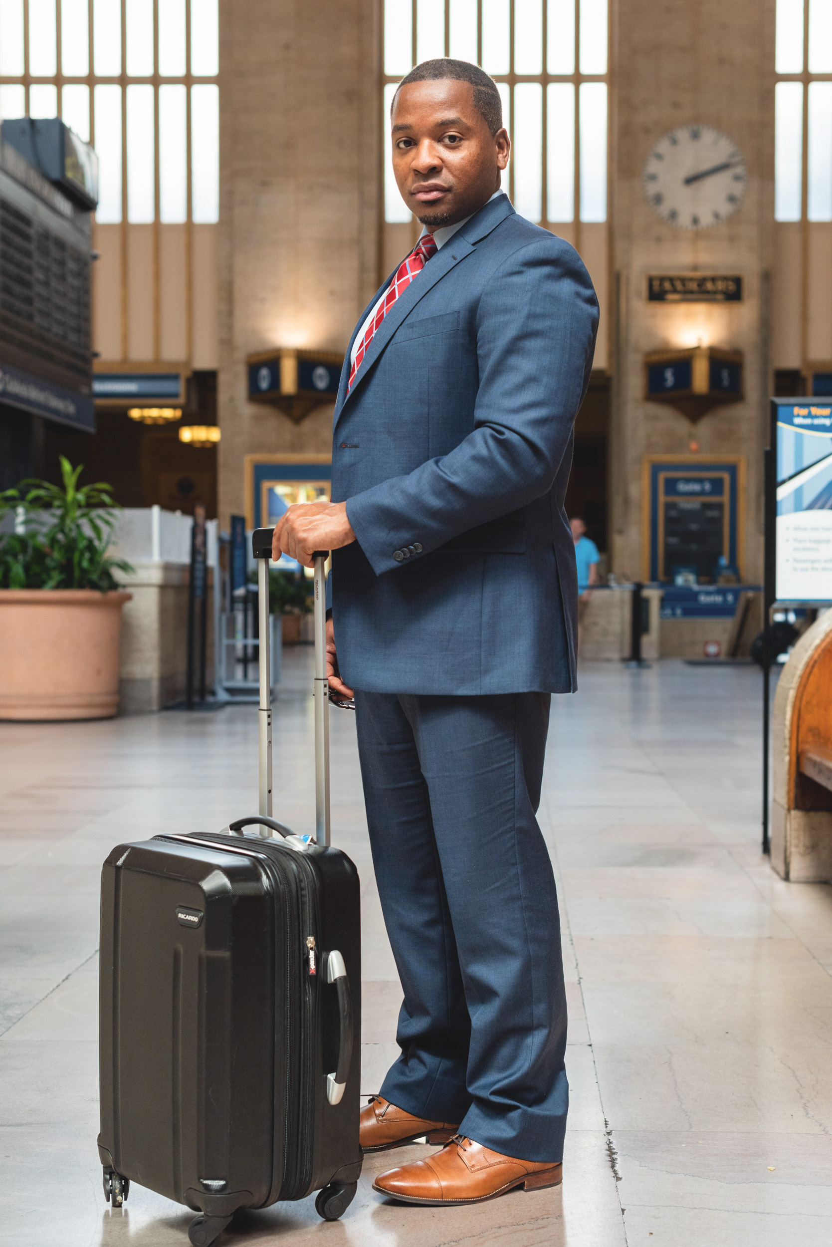 A-GENTLEMAN-COMMUTER-POSES-FOR-AN-EDITORIAL-PORTRAIT-FOR-THE-AMTRAK-THE-NATIONAL-MAGAZINE