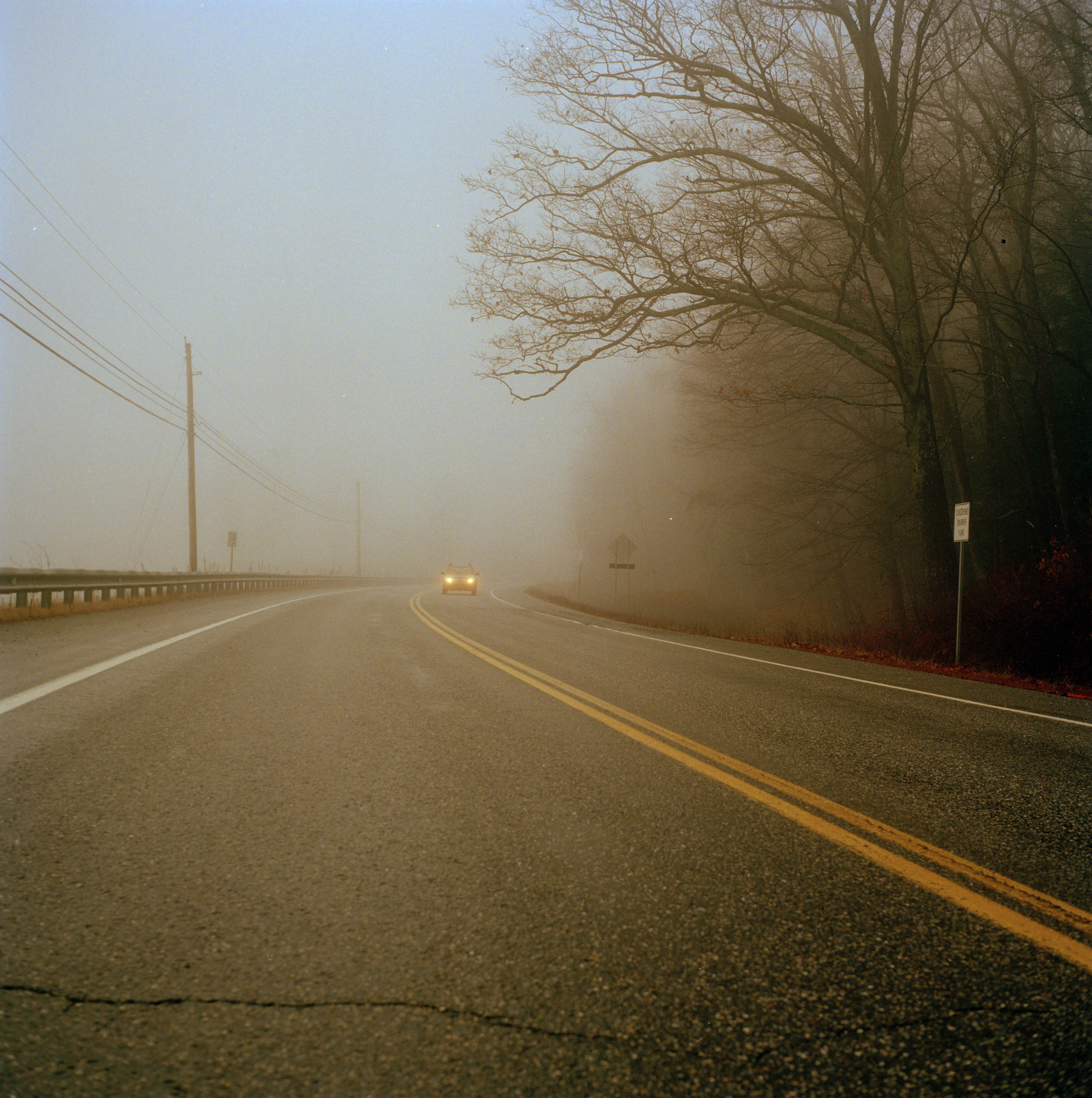 A-MISTY-HIGHWAY-SNAKES-THROUGH-MOUNTAINS-IN-VERMONT-US