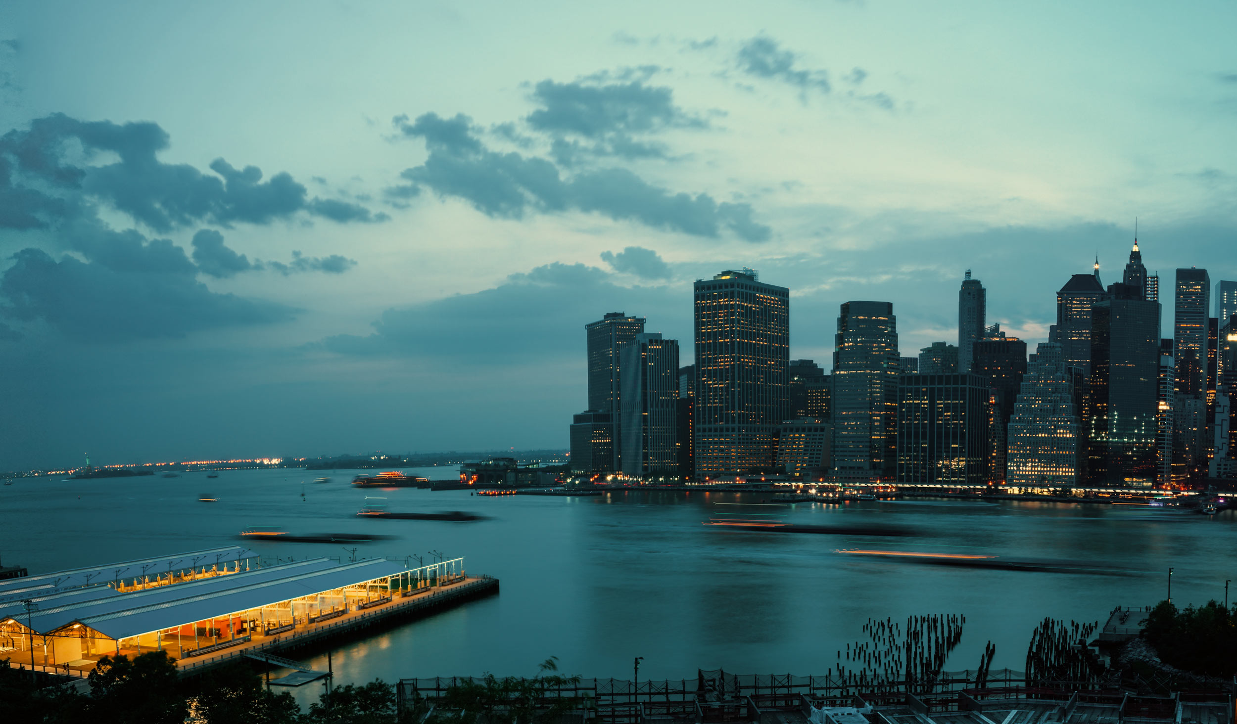 A-PANORAMIC-VIEW-OF-NEW-YORK-CITY-FINANCIAL-DISTRICT-SHOT-FROM-DOWNTOWN-BROOKLYN