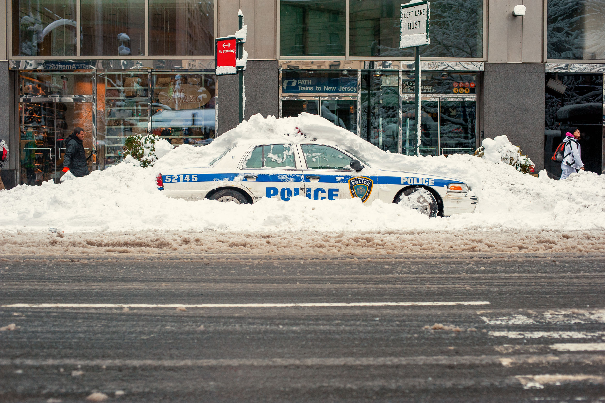 A-POLICE-CAR-SITS-COVERED-IN-SNOW-IN-MANHATTAN-