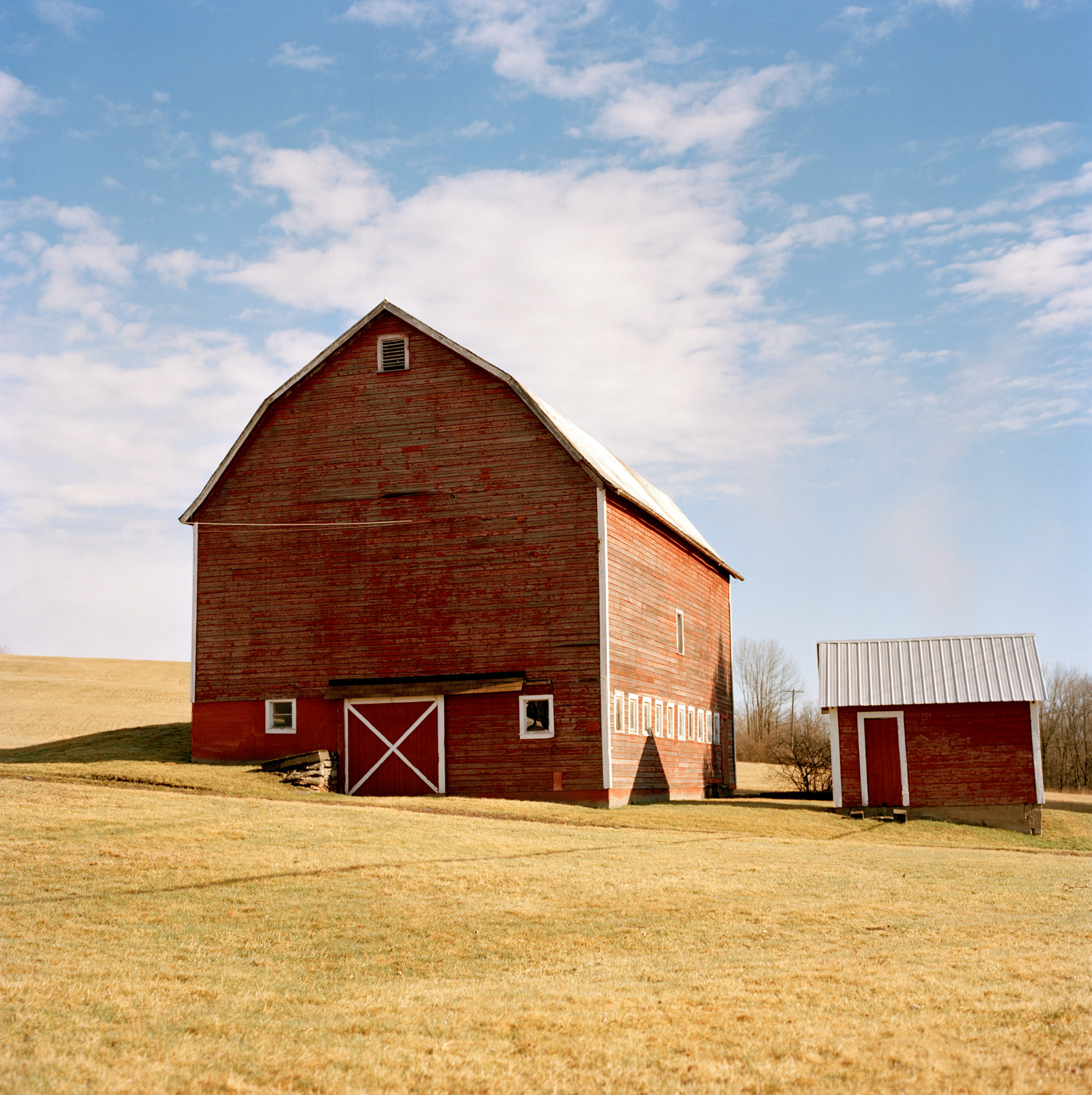 A-RED-BARN-IN-UPSTATE-NEW-YORK-BASKING-IN-THE-MORNING-SUN