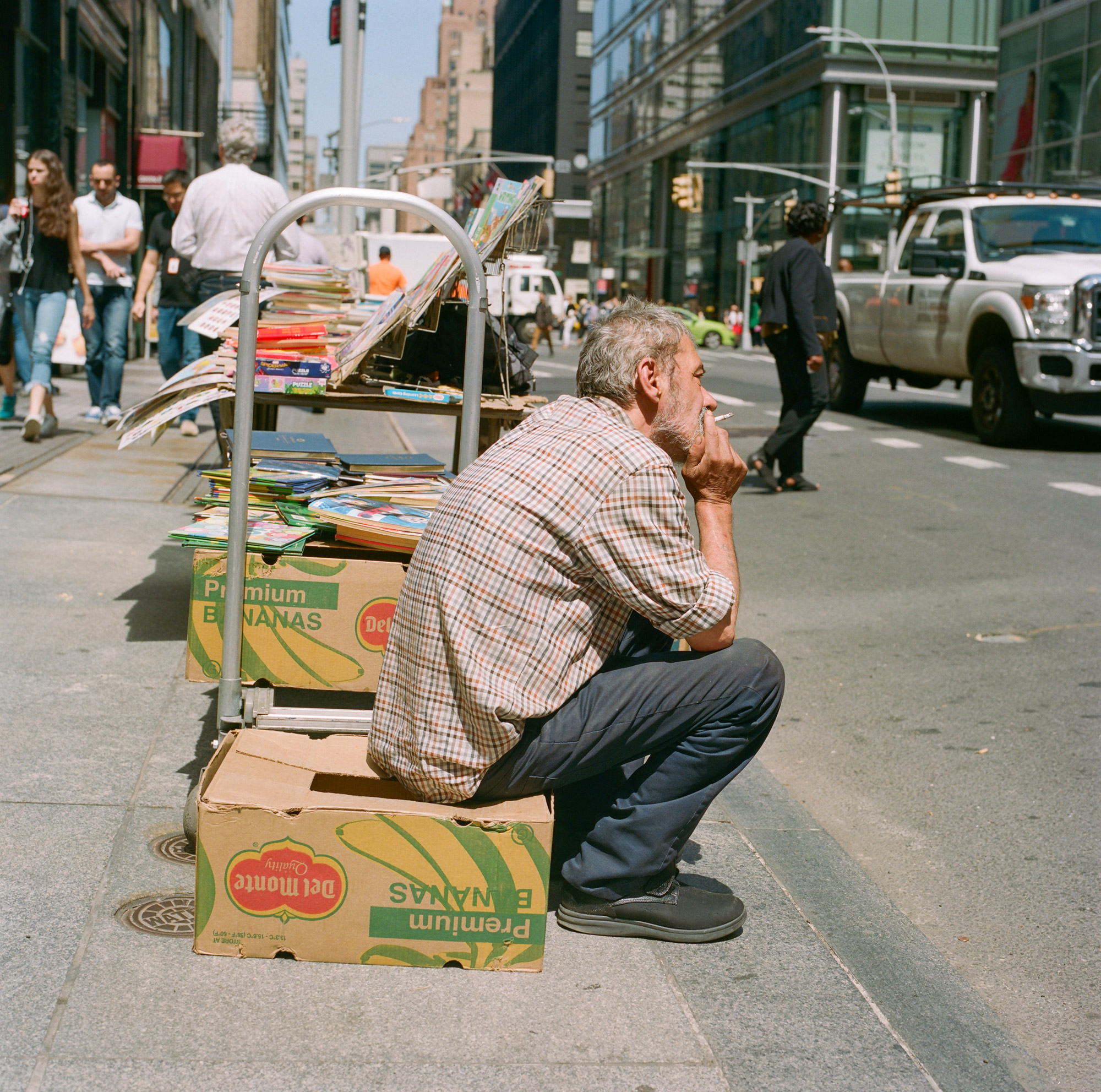 A-STREET-VENDOR-ON-THE-STREETS-OF-MANHATTAN-TAKES-A-DRAG-OF-HIS-CIGAREETE-IN-NEW-YORK-CITY