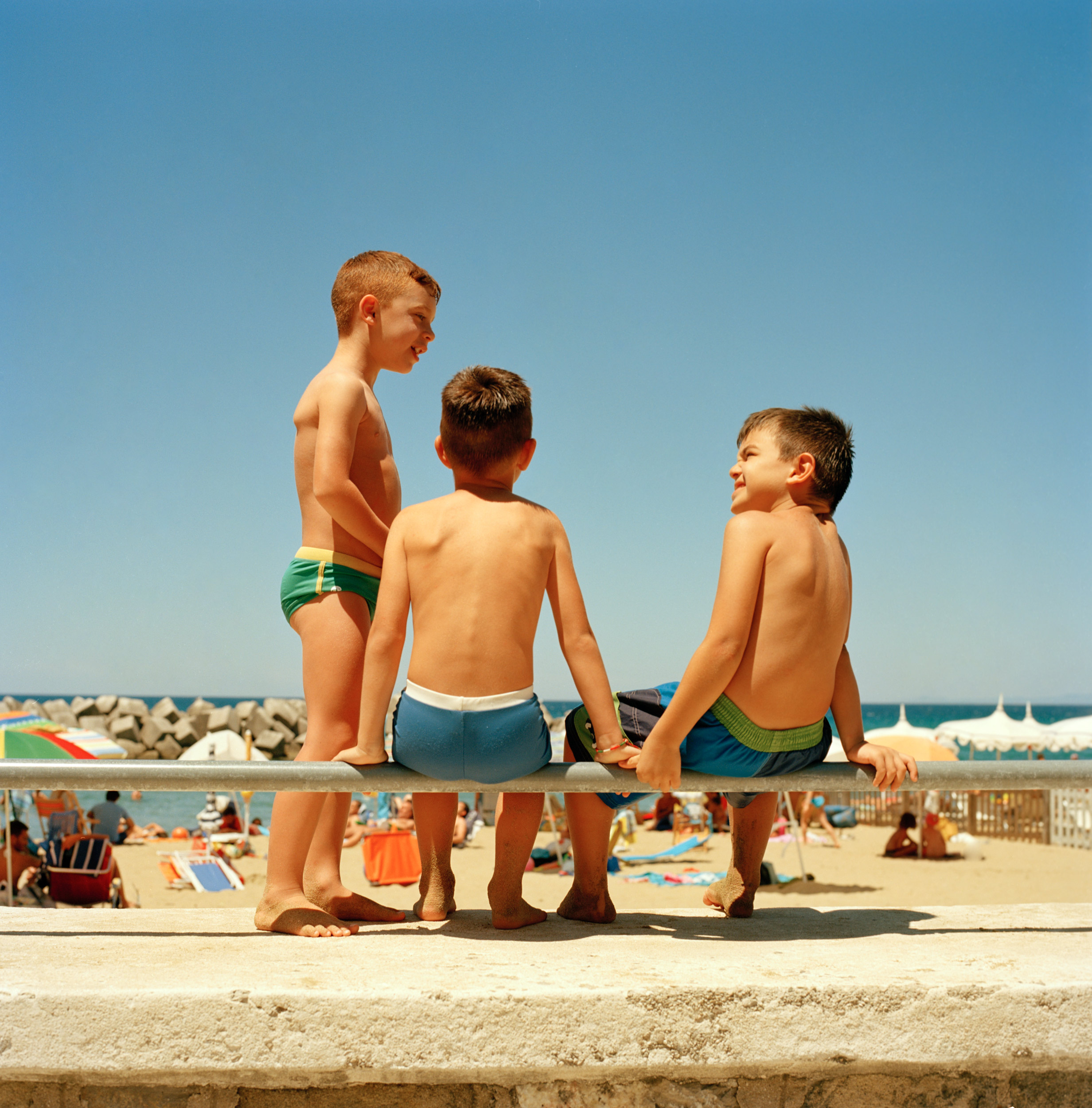 CHILDREN-CHAT-ON-THE-SEA-FRONT-OF-castellabate-italy