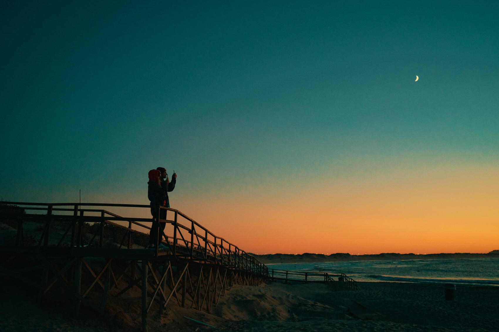 PORTUGAL_A-COUPLE-TAKE-PHOTOS-OF-THE-SUNSET-IN-BALEAL-PORTUGAL
