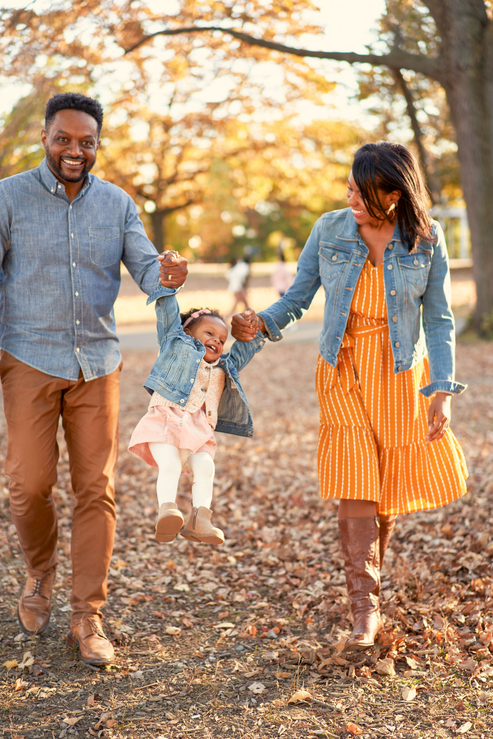 ROB-AND-TEMA-IN-THE-PARK-WITH-THEIR-BABY---FAMILY-PORTRAIT-