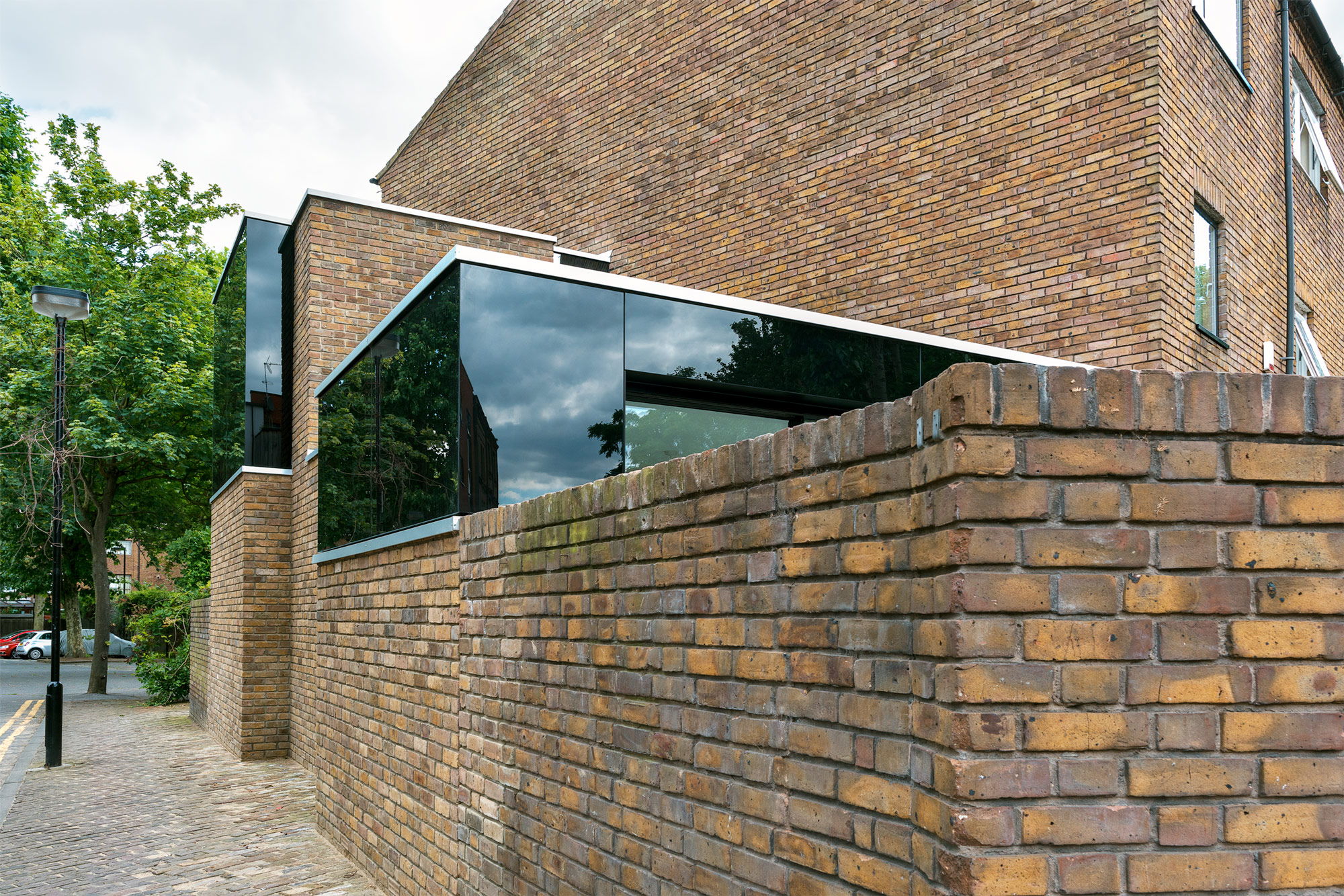 AN EXTERIOR SHOT OF A RECENTLY REDESIGNED HOUSE IN SHOREDITCH LONDON